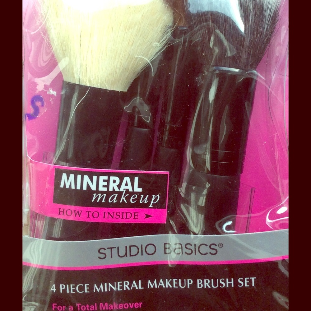 ✨STUDIO BASICS 4 PEICE MINERAL MAKEUP BRUSH SET✨